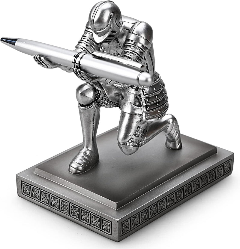 Laad afbeelding in Galerijviewer, Een zilveren ridder pennenhouder met een zwaard.
