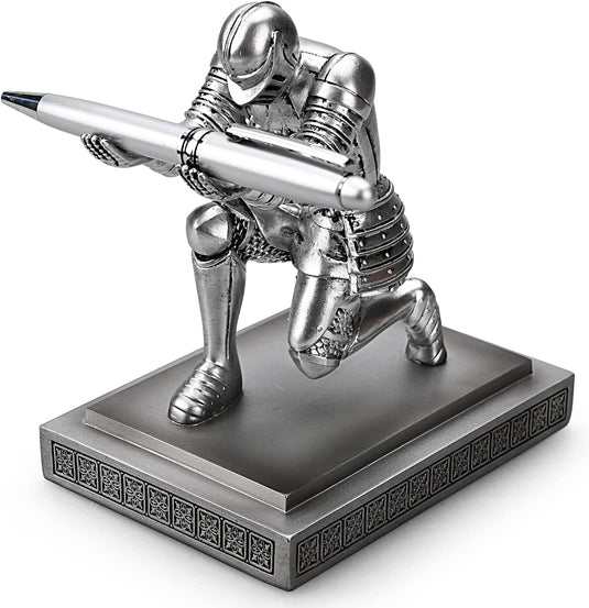Een zilveren ridder pennenhouder met een zwaard.