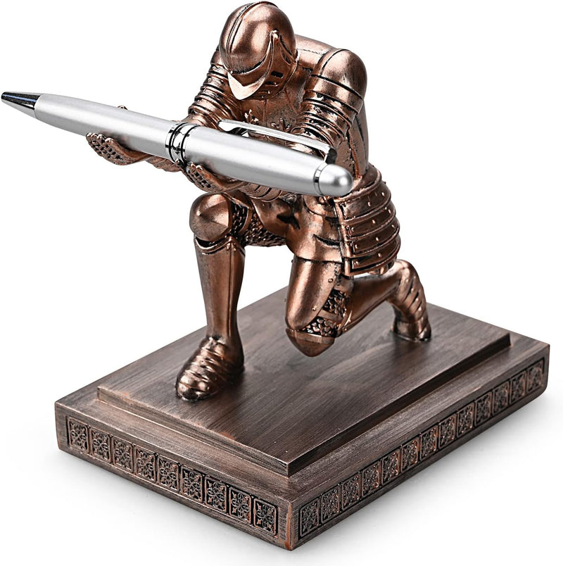 Laad afbeelding in Galerijviewer, Ridder pennenhouder knielt en houdt een pen vast op een houten voet, vervaardigd uit hoogwaardige hars.
