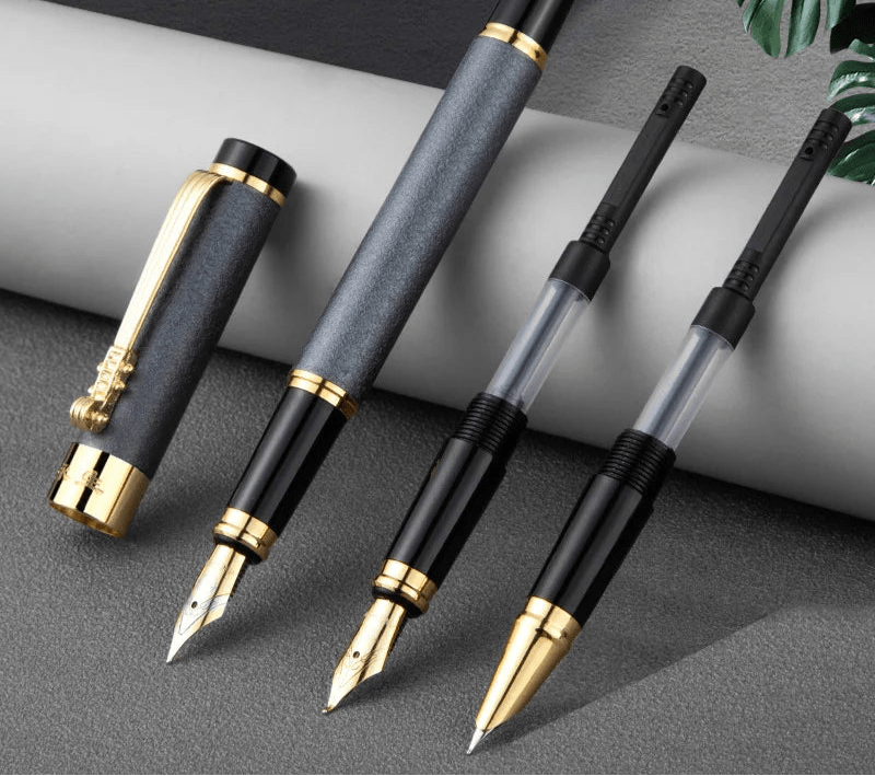 🖋️ Luxe kalligrafiepen met goudkleurige sierclip – Zakelijke elegantie met verwisselbare penpunten - ZakelijkePennen.nl