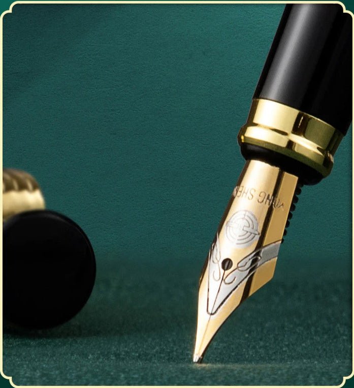 🖋️ Luxe kalligrafiepen met goudkleurige sierclip – Zakelijke elegantie met verwisselbare penpunten - ZakelijkePennen.nl