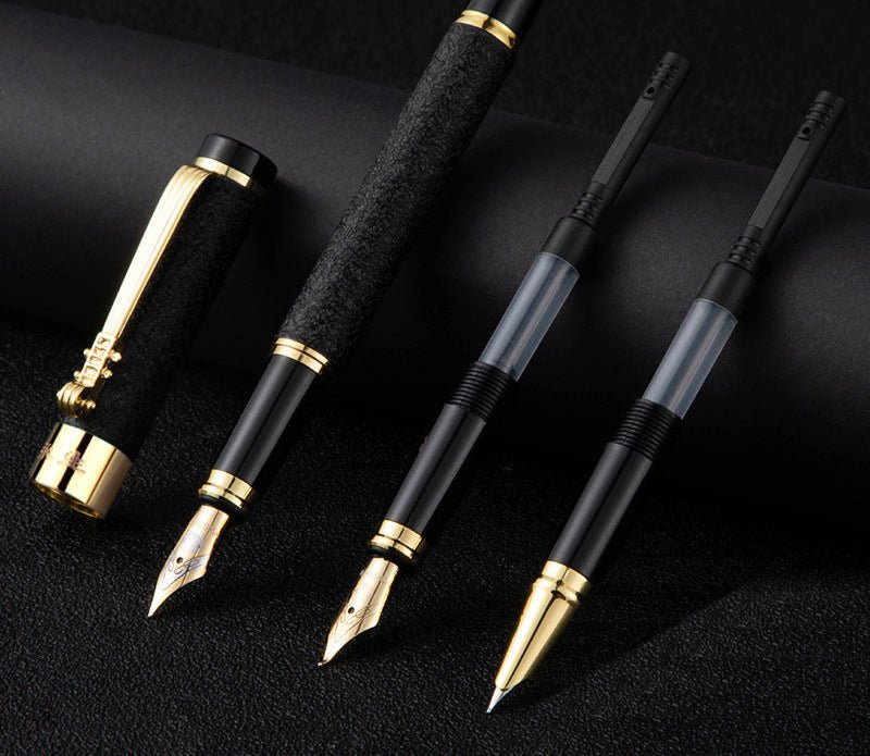 🖋️ Luxe kalligrafiepen met goudkleurige sierclip – Zakelijke elegantie met verwisselbare penpunten - ZakelijkePennen.nl