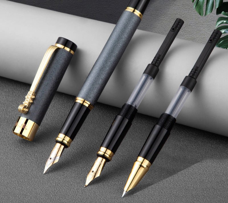🖋️ Luxe kalligrafiepen met goudkleurige sierclip – Zakelijke elegantie met verwisselbare penpunten - ZakelijkePennen.nl