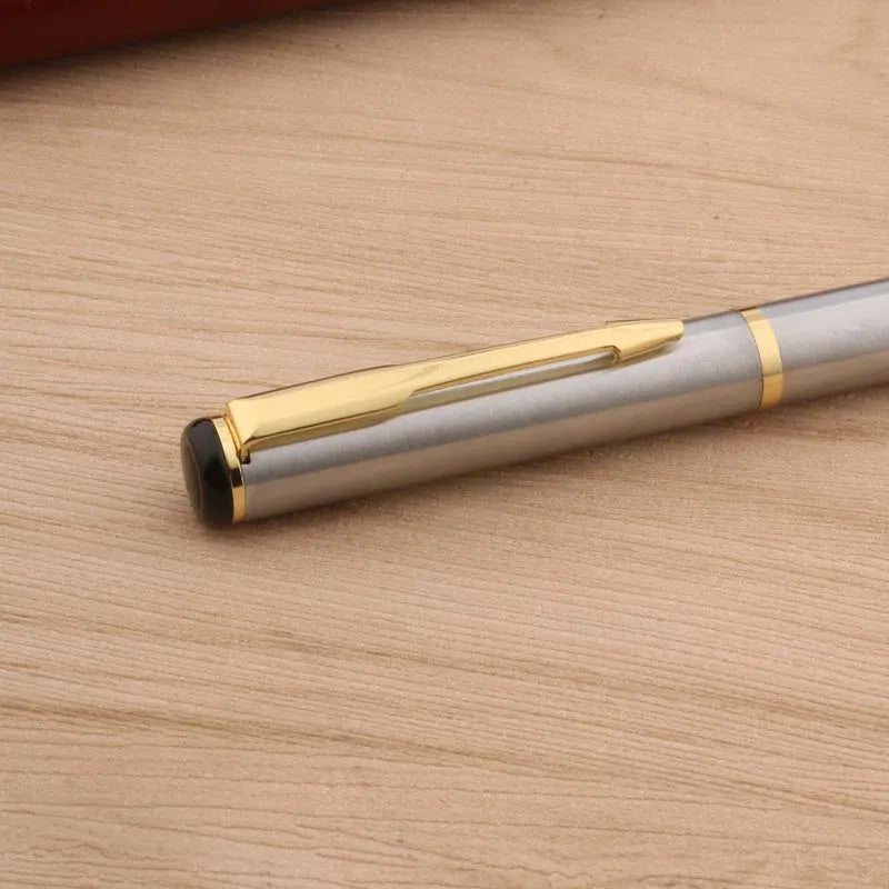 ✒️ Stijlvol schrijven met impact – zilverkleurige vulpen met gouden details - ZakelijkePennen.nl
