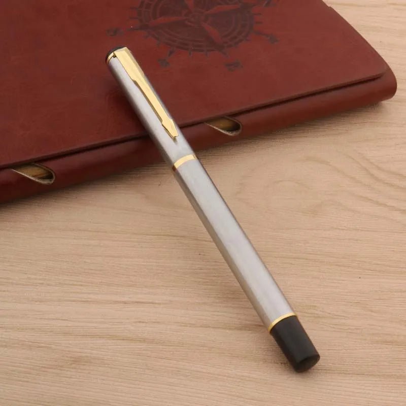 ✒️ Stijlvol schrijven met impact – zilverkleurige vulpen met gouden details - ZakelijkePennen.nl