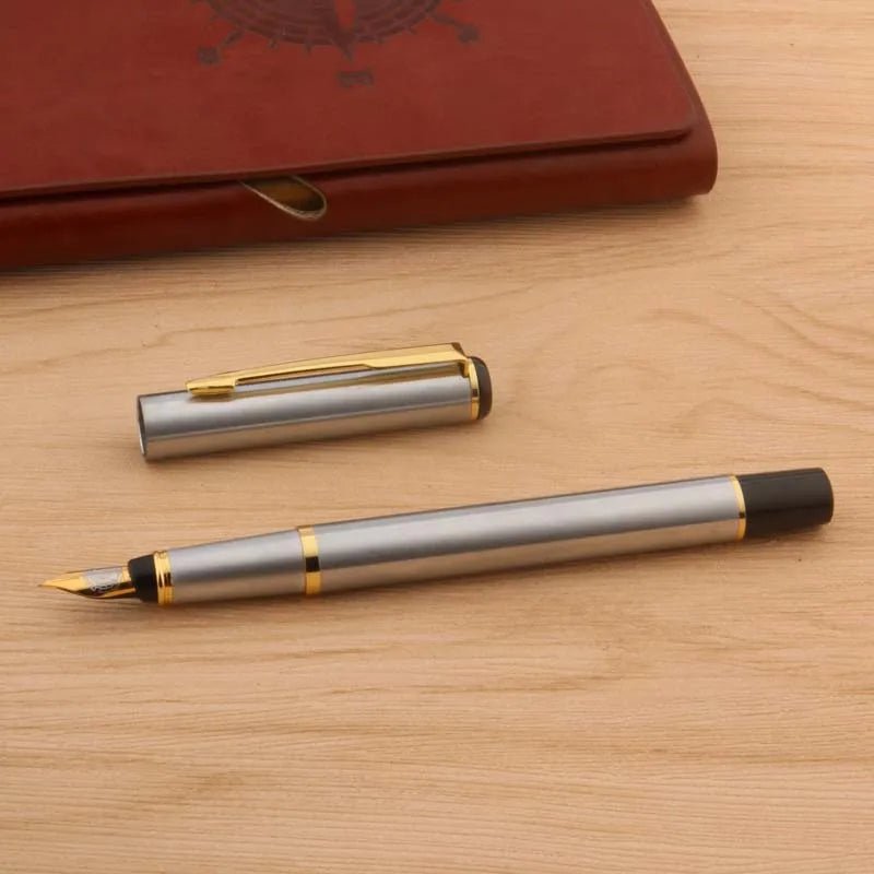 ✒️ Stijlvol schrijven met impact – zilverkleurige vulpen met gouden details - ZakelijkePennen.nl