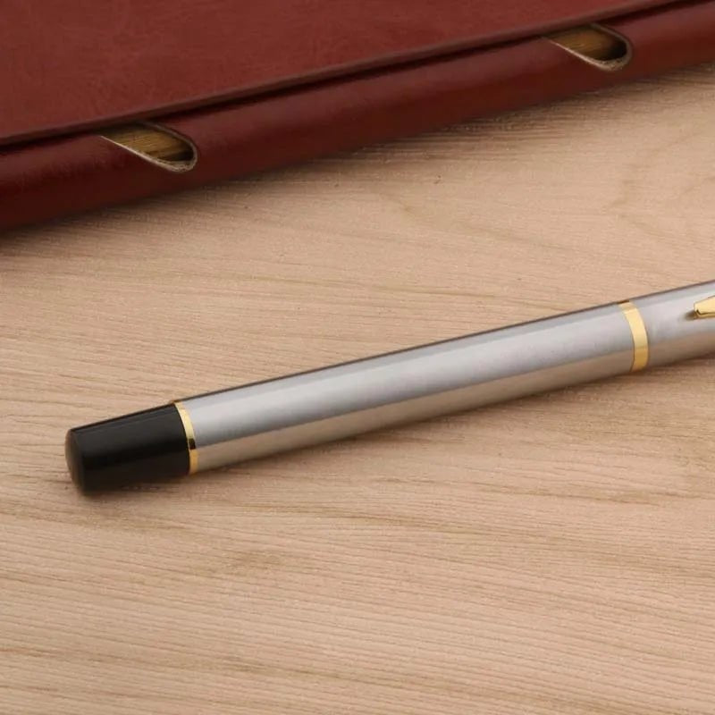 ✒️ Stijlvol schrijven met impact – zilverkleurige vulpen met gouden details - ZakelijkePennen.nl