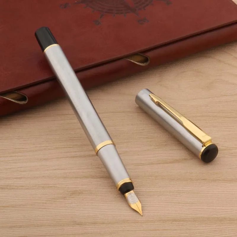 ✒️ Stijlvol schrijven met impact – zilverkleurige vulpen met gouden details - ZakelijkePennen.nl