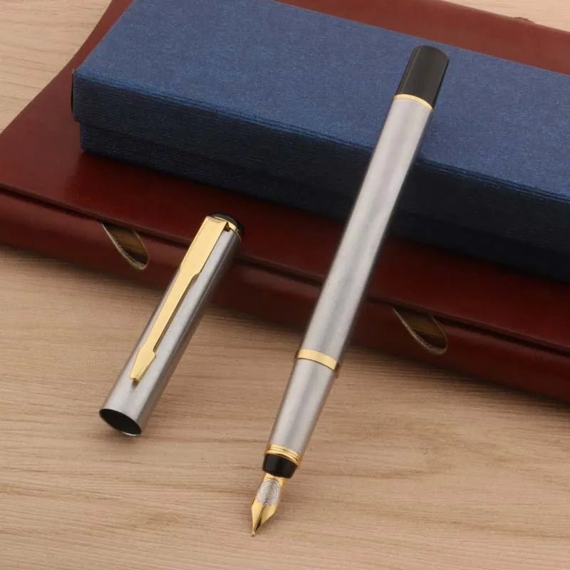 ✒️ Stijlvol schrijven met impact – zilverkleurige vulpen met gouden details - ZakelijkePennen.nl