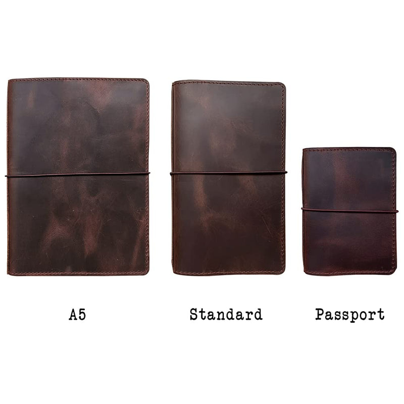 Laad afbeelding in Galerijviewer, Bruinleren notitieboekjes in drie verschillende maten, met het opschrift a5, standaard en paspoort, worden geleverd met een Verleid uw verhalen met stijl: De reizigersnotitieboekomslag.
