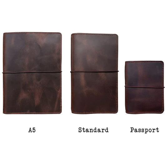 Bruinleren notitieboekjes in drie verschillende maten, met het opschrift a5, standaard en paspoort, worden geleverd met een Verleid uw verhalen met stijl: De reizigersnotitieboekomslag.