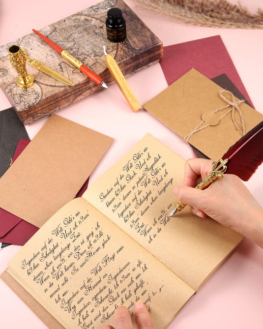 Een persoon die met een Verleidelijke kalligrafie set in een vintage-stijl dagboek schrijft, omgeven door benodigdheden voor beginners kalligrafie.