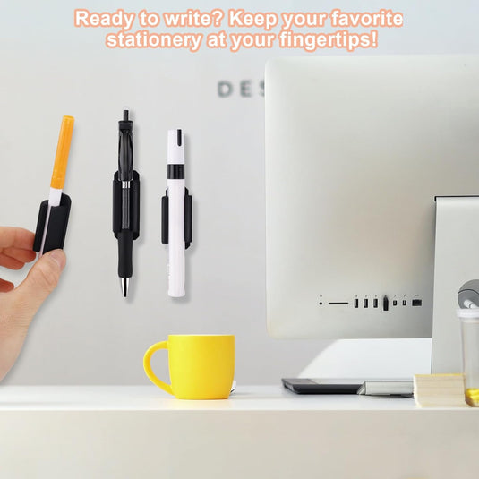 Een opgeruimd bureau met georganiseerde pennen, een gele mok en een computermonitor met de tekst "ready to write? Houd je favoriete pennen in je Verleidelijke siliconen penhouders binnen handbereik.