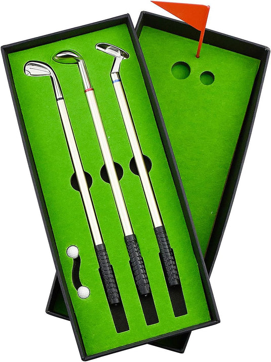 Een 3-delige golfpennenset met golfclubvormige pennen, ballen en een gat met een vlag, waardoor het het perfecte cadeau is voor golfliefhebber.