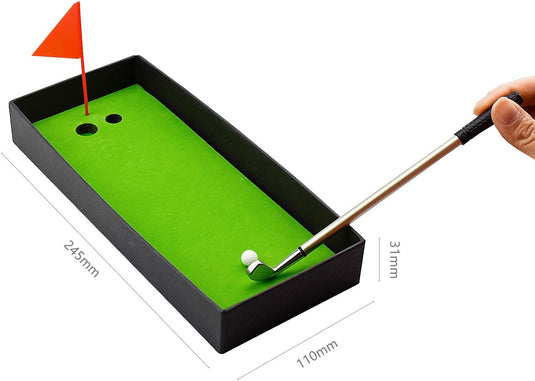 Miniatuur 3-delige golfpennenset met afmetingen, inclusief een hand die een kleine putter vasthoudt, klaar om een bal richting een hole te slaan.