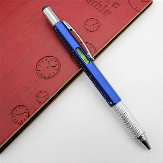 Een blauw compact en stevig ontwerp Altijd handig bij de hand: 6-in-1 multifunctionele pen met liniaal, waterpas en schroevendraaier op een houten plank met gegraveerde klokken.