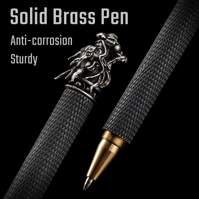 Laad afbeelding in Galerijviewer, Een close-up van een massief koperen pen, ontworpen als een EDC-pen met een gedetailleerde leeuwenkop, wat de corrosiewerende en stevige eigenschappen benadrukt.
Productnaam: EDC-pen: een stijlvol en duurzaam schrijfapparaat
