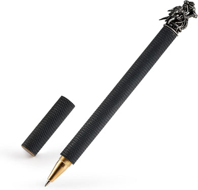 Elegante zwarte balpen EDC-pen met een minimalistisch design, draakvormige clip en verwijderde dop, op witte achtergrond.