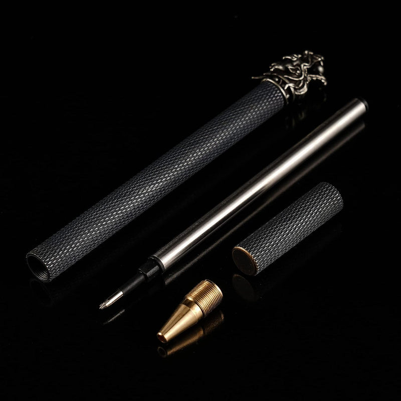 Laad afbeelding in Galerijviewer, Elegante zwarte EDC-pen met een prachtige dop en gedemonteerde onderdelen verzameld op een zwarte achtergrond.
