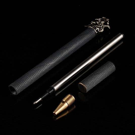 Elegante zwarte EDC-pen met een prachtige dop en gedemonteerde onderdelen verzameld op een zwarte achtergrond.