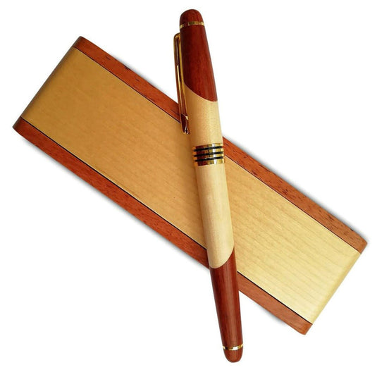 Een perfect cadeau: Luxe bamboe balpenset met hoogwaardige afwerking liggend diagonaal over een houten boekenlegger.