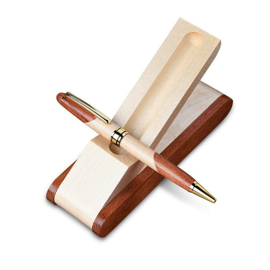Houten duurzame pen ondersteund op een eenvoudige houten standaard, geïsoleerd op witte achtergrond.