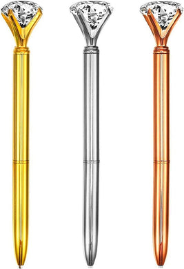 Drie elegante balpennen met diamantvormige toppen in goud, zilver en roségouden afwerkingen, ontworpen voor een soepele schrijfervaring.