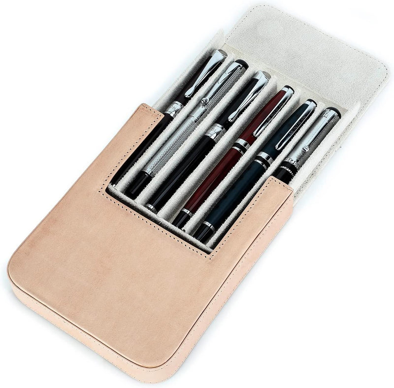 Laad afbeelding in Galerijviewer, Een elegante en duurzame pennenhouder met daarin een set vulpennen.
