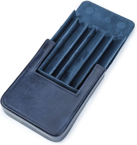 Een blauw leren portemonnee met meerdere vakjes, open weergegeven tegen een witte achtergrond, Elegant en duurzaam: de perfecte pennenhouder voor elke gelegenheid.