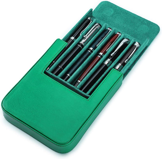 Een set Elegant en duurzaam: de perfecte pennenhouder voor elke gelegenheid in een groene lederen pennenhouder.
