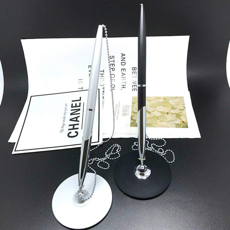 Laad afbeelding in Galerijviewer, Elegant en praktisch: de perfecte servicepen voor elke gelegenheid tussen promotionele kaarten op een tafel.
