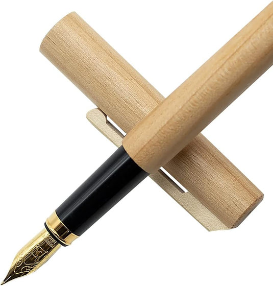 Een elegant schrijfcomfort met een duurzaam tintje roest op een houten penhouder tegen een witte achtergrond.