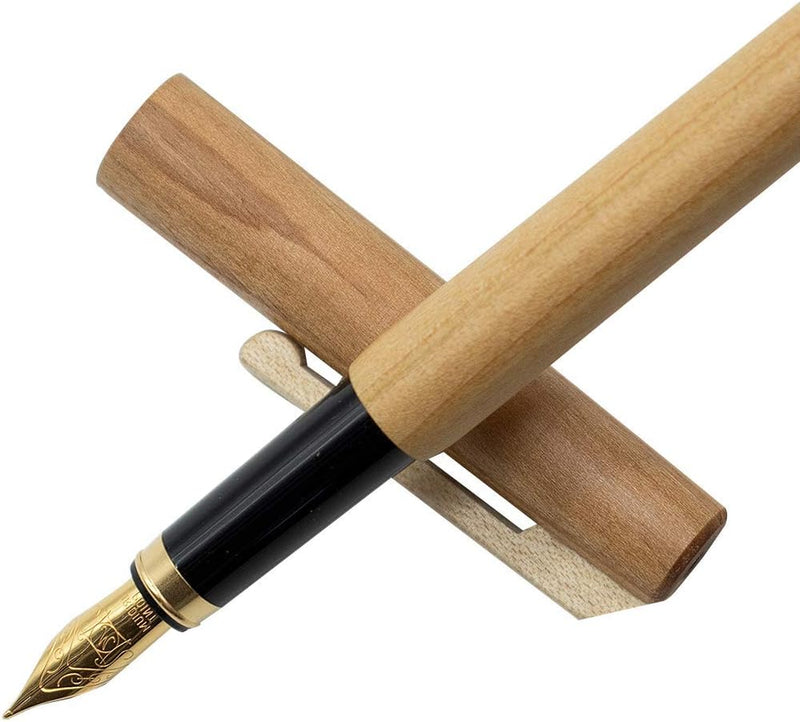 Laad afbeelding in Galerijviewer, Elegant schrijfcomfort met een duurzaam tintje van esdoornhout of kersenhout met een gouden penpunt, gekruist over een eenvoudige houten pennendoos, biedt soepel.
