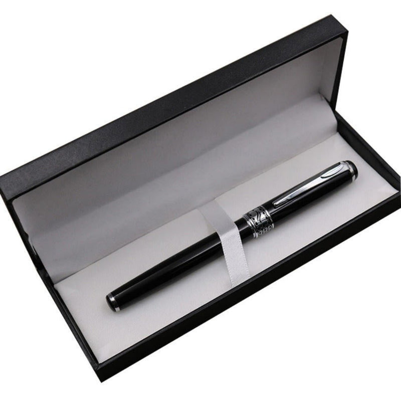 Laad afbeelding in Galerijviewer, Een zwarte metalen pen, gebruikelijk in een elegante doos met een zilveren lint, voor een luxe schrijfervaring.
Productnaam: Ervaar de tijdloze elegantie - Metalen pen cadeau voor stijlvol schrijfplezier
