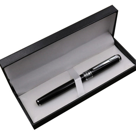 Een zwarte metalen pen, gebruikelijk in een elegante doos met een zilveren lint, voor een luxe schrijfervaring.
Productnaam: Ervaar de tijdloze elegantie - Metalen pen cadeau voor stijlvol schrijfplezier