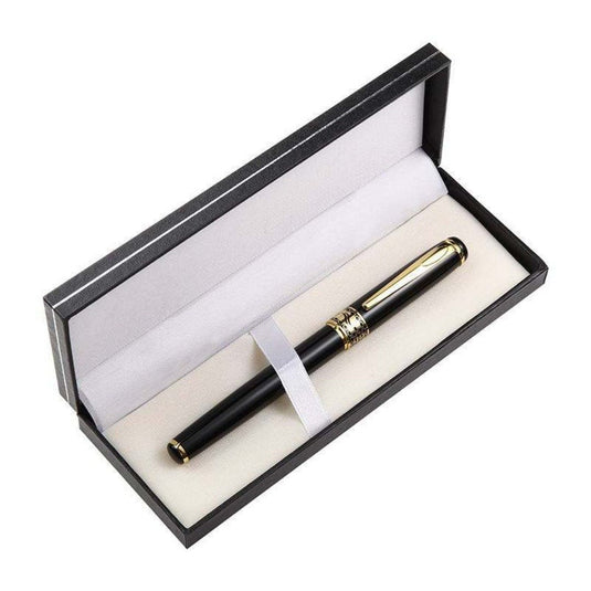 Een zwarte Ervaar de tijdloze elegantie metalen pen in een presentatiedoos met een wit interieur en grijze afwerking, die een luxe schrijfervaring biedt.