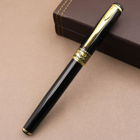 Ervaar de tijdloze elegantie - Metalen pen cadeau voor stijlvol schrijfplezier liggend op een oppervlak.