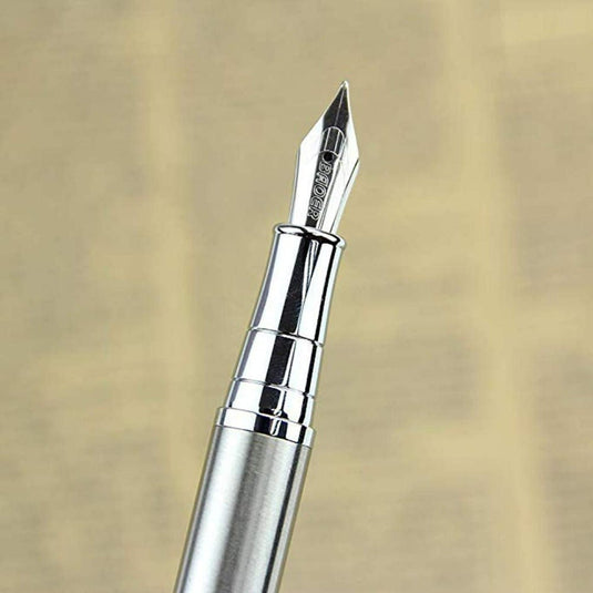 Close-up van een luxe zilveren vulpen tegen een onscherpe achtergrond.