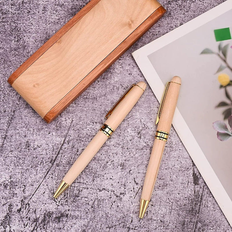 Laad afbeelding in Galerijviewer, Twee houten pennen naast een bijpassend pennenetui, weergegeven op een gestructureerd oppervlak naast een digitale tablet met een bloemenafbeelding, die het perfecte cadeau voor elke gelegenheid - Het complete schrijfpakket biedt.
