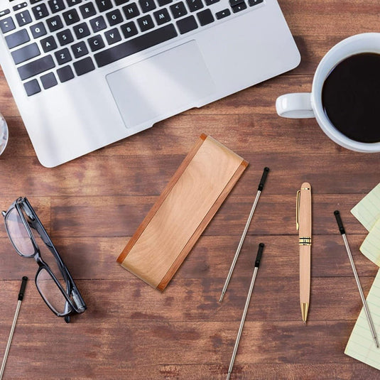 Een houten bureau-organizer met pennenhouder naast een laptop en koffie op een houten oppervlak. Geef het perfecte cadeau voor elke gelegenheid - Het complete schrijfpakket.