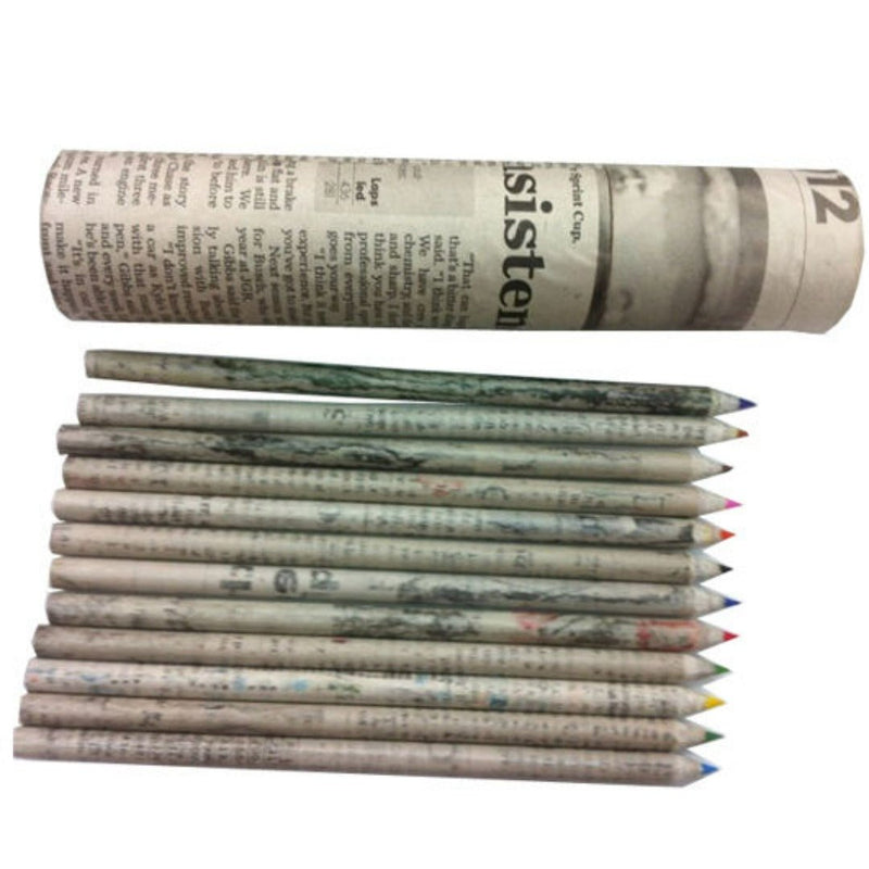 Laad afbeelding in Galerijviewer, Een duurzame collectie \[gerecyclede kranten kleurpotloden\] gemaakt van gerecyclede kranten, naast een opgerolde krant.
