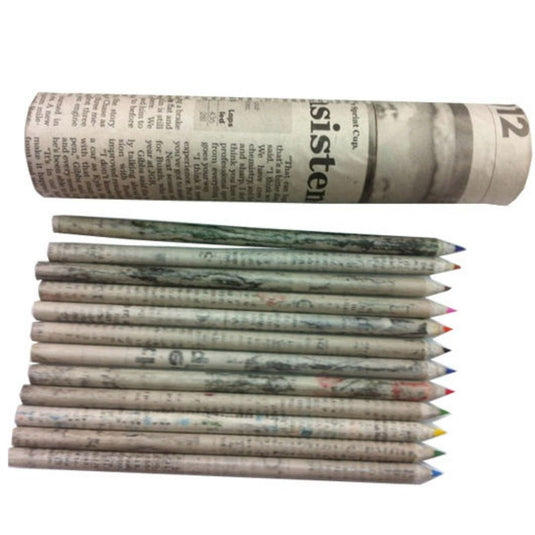 Een duurzame collectie \[gerecyclede kranten kleurpotloden\] gemaakt van gerecyclede kranten, naast een opgerolde krant.