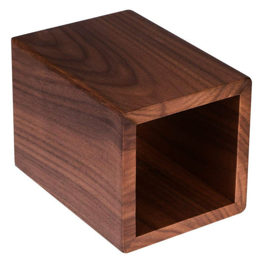 Houten kubus met een holle kern, die dient als geef uw bureau een stijlvolle en milieuvriendelijke upgrade met onze georganiseerde houten pennenhouder, op een witte achtergrond.