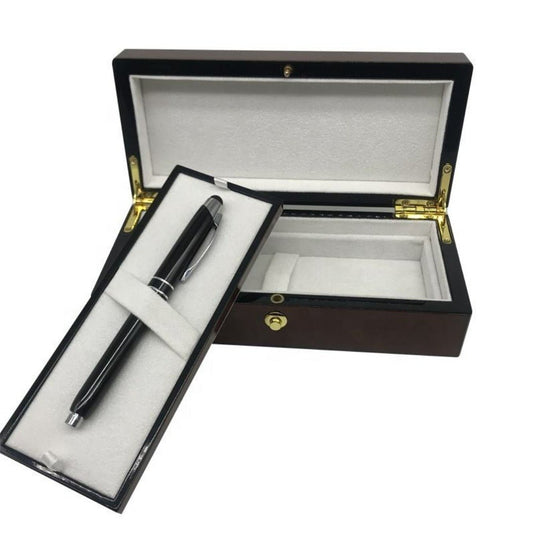 Een elegante pen bestaande in onze luxe 2 laagse fluweel pen geschenkdoos met witte bekleding en goudkleurige scharnieren en sluiting.