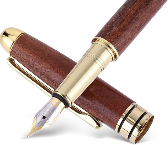Elegant handgemaakte Houten vulpen: Ervaar de warmte van ambachtelijk schrijven met goudkleurige accenten, geopend om de fijne punt te tonen, geïsoleerd op een wit