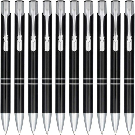 Een collectie van identieke zwarte en zilveren Klikbalpennen set van 10, gemaakt van hoogwaardig aluminium, opgesteld in parallelle rijen.