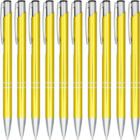 Een rij identieke duurzame en milieuvriendelijke gele en zilveren klikbalpennen set van 10, netjes naast elkaar geplaatst.