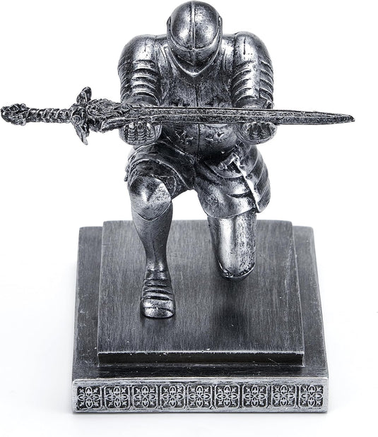Knielende ridder pennenhouder in aanvallende houding met een zwaard op een hoogwaardige hars decoratieve voet.