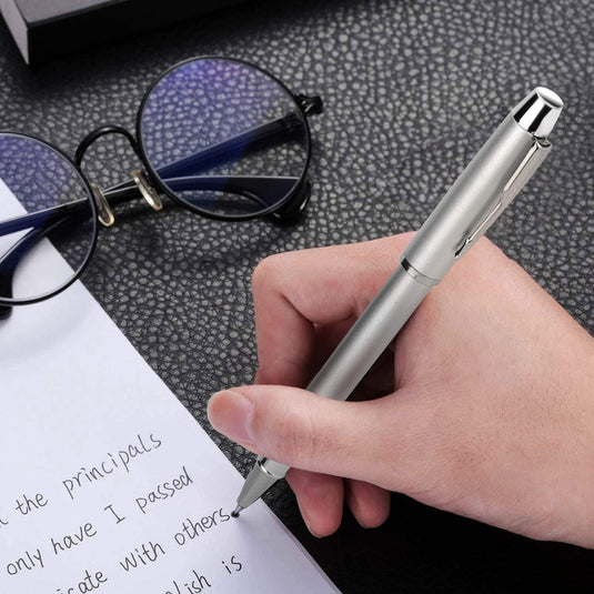 Een persoon die op een wit vel papier schrijft met een Laat een blijvende indruk achter met deze elegante en hoogwaardige rollerbalpen naast een bril.