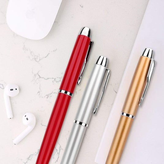Twee rollerballpennen naast airpods en een appelmuis op een marmeren oppervlak, die met hun hoogwaardige materialen een soepele schrijfervaring bieden.